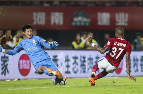  兰斯门将多次神扑成为球队获胜最大功臣  